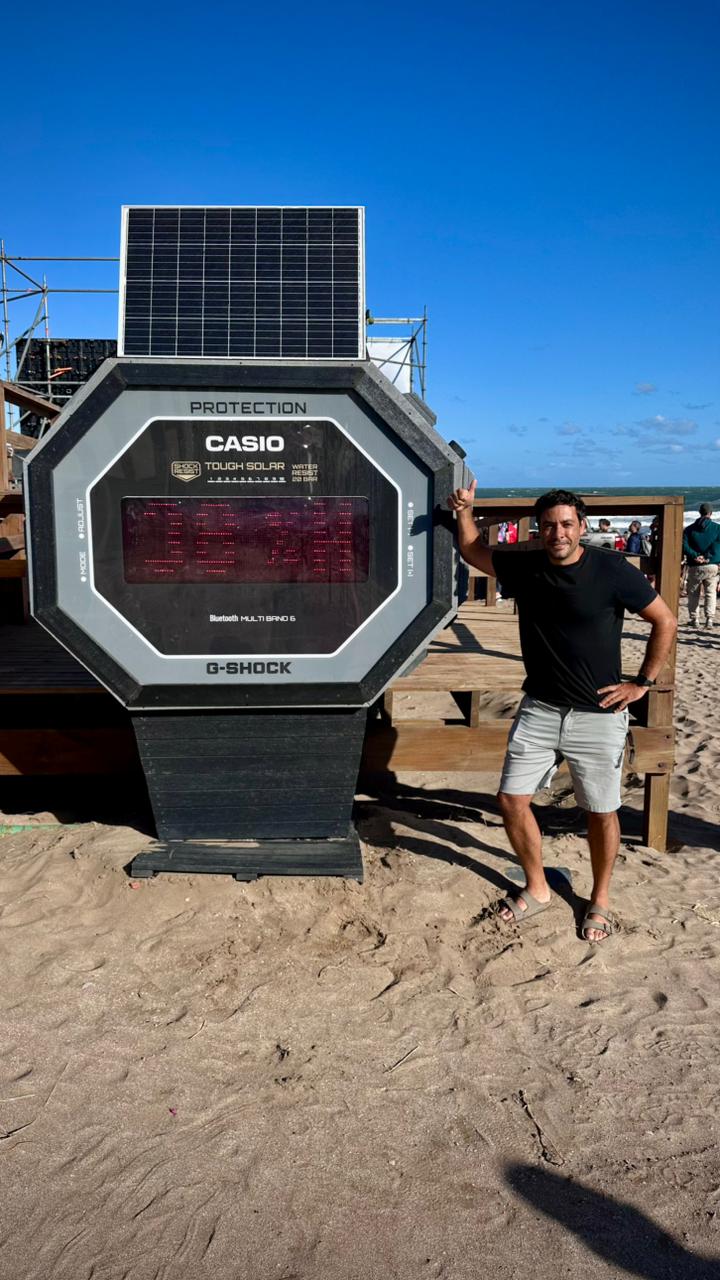 Economía circular en la arena: una cooperativa llevó relojes gigantes reciclados a las playas bonaerenses